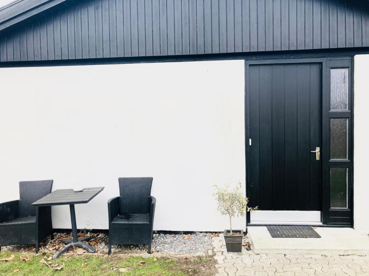 Villa Med Private Vaerelser Delt Badevaerelse/Kokken, Viby Sj. Exterior photo